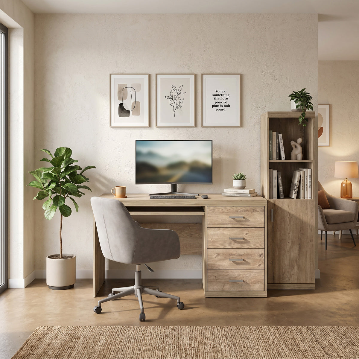 Schreibtisch Korin 120x78 im Arbeitszimmer mit Monitor, grauem Stuhl und Regal – Schreibtisch fürs Homeoffice