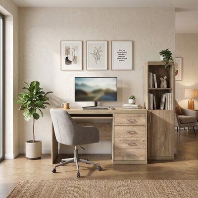 Schreibtisch Korin 120x78 im Arbeitszimmer mit Monitor, grauem Stuhl und Regal – Schreibtisch fürs Homeoffice