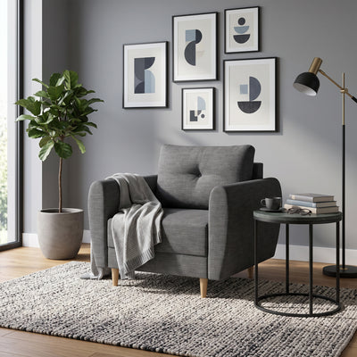 Sessel Harmi 90 cm im Wohnzimmer mit Bildergalerie, Pflanze und Tisch mit Büchern – Sessel zum Lesen