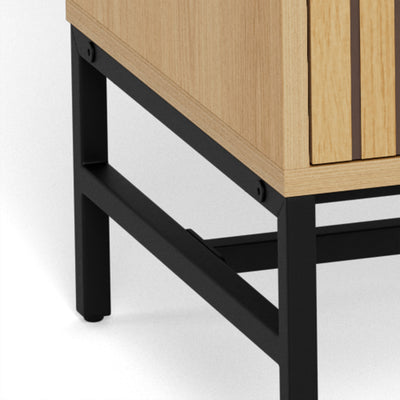 Kommode Bambouz 81x100 – Nahaufnahme des schwarzen Stahlfußes mit einem Verbindungselement unter dem Korpus in Eichenoptik