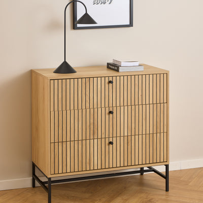 Komoda Bambouz 81x81 pod grafiką na ścianie z czarną lampą i książkami – lamelowa komoda do salonu