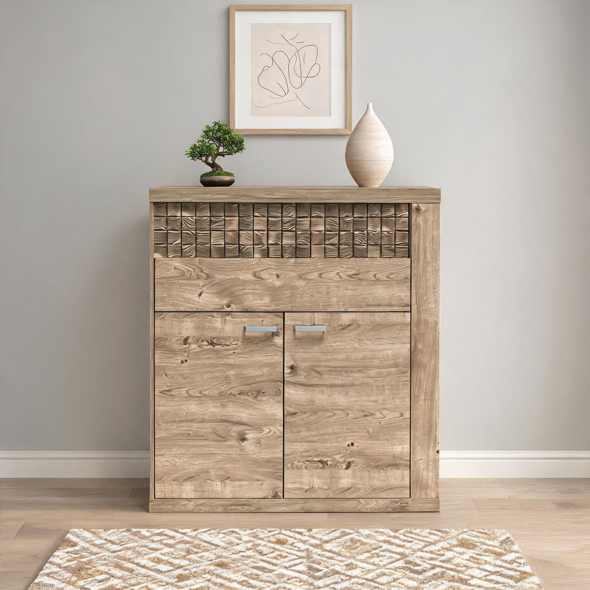 Kommode Korin 102x119 vor hellgrauer Wand mit Bonsai und Grafik – Kommode mit Schubladen für Flur oder Wohnzimmer