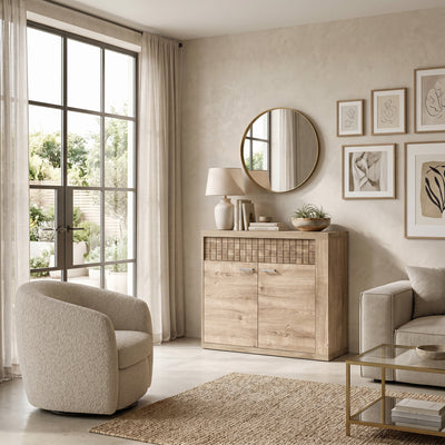 Kommode Korin 102x99 im Wohnzimmer mit beiger Wand, Lampe und Bouclé-Sessel – niedrige Kommode fürs Wohnzimmer