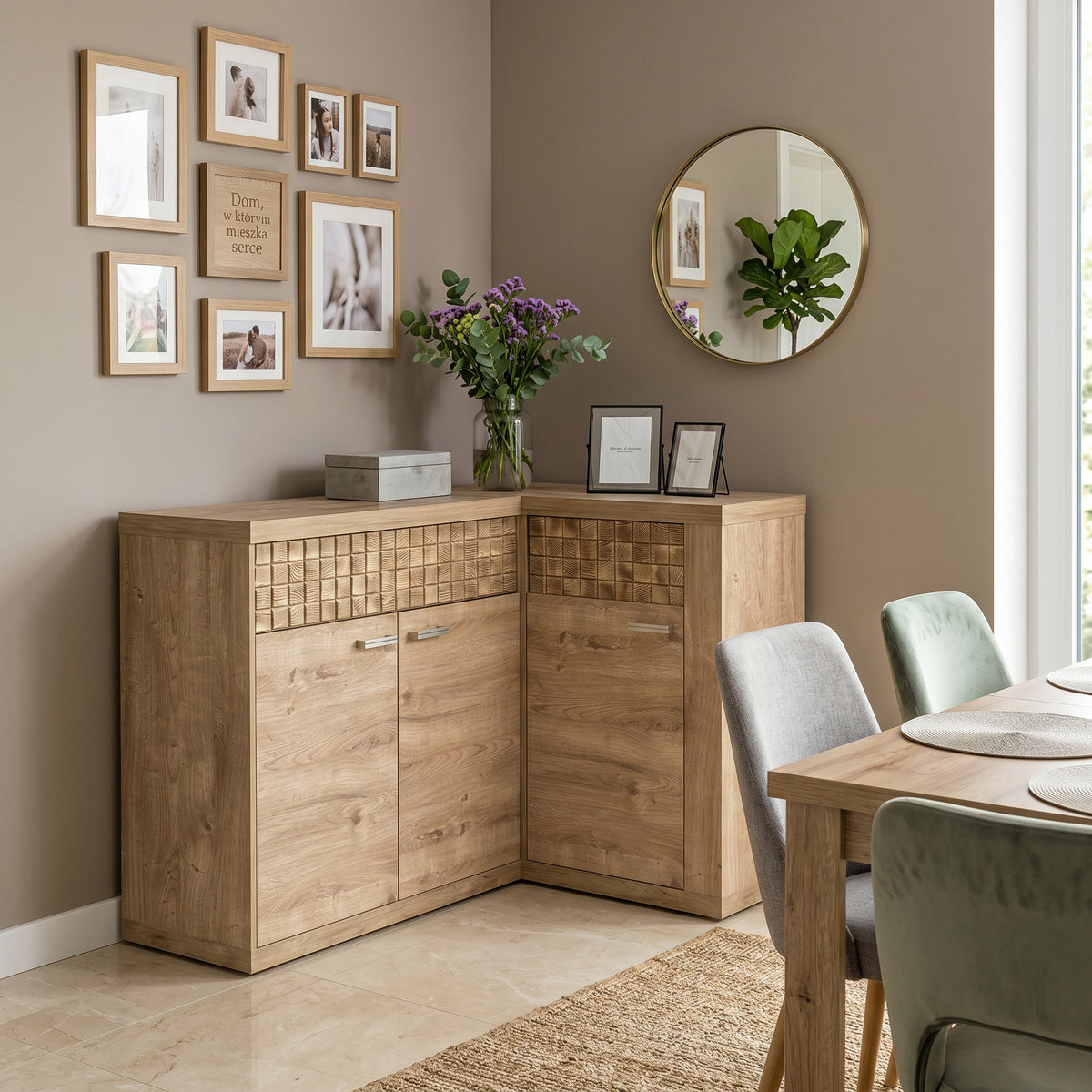 Kommode Korin 132x99 im Esszimmer mit Bildergalerie und Blumenstrauß – Eck-Kommode fürs Esszimmer