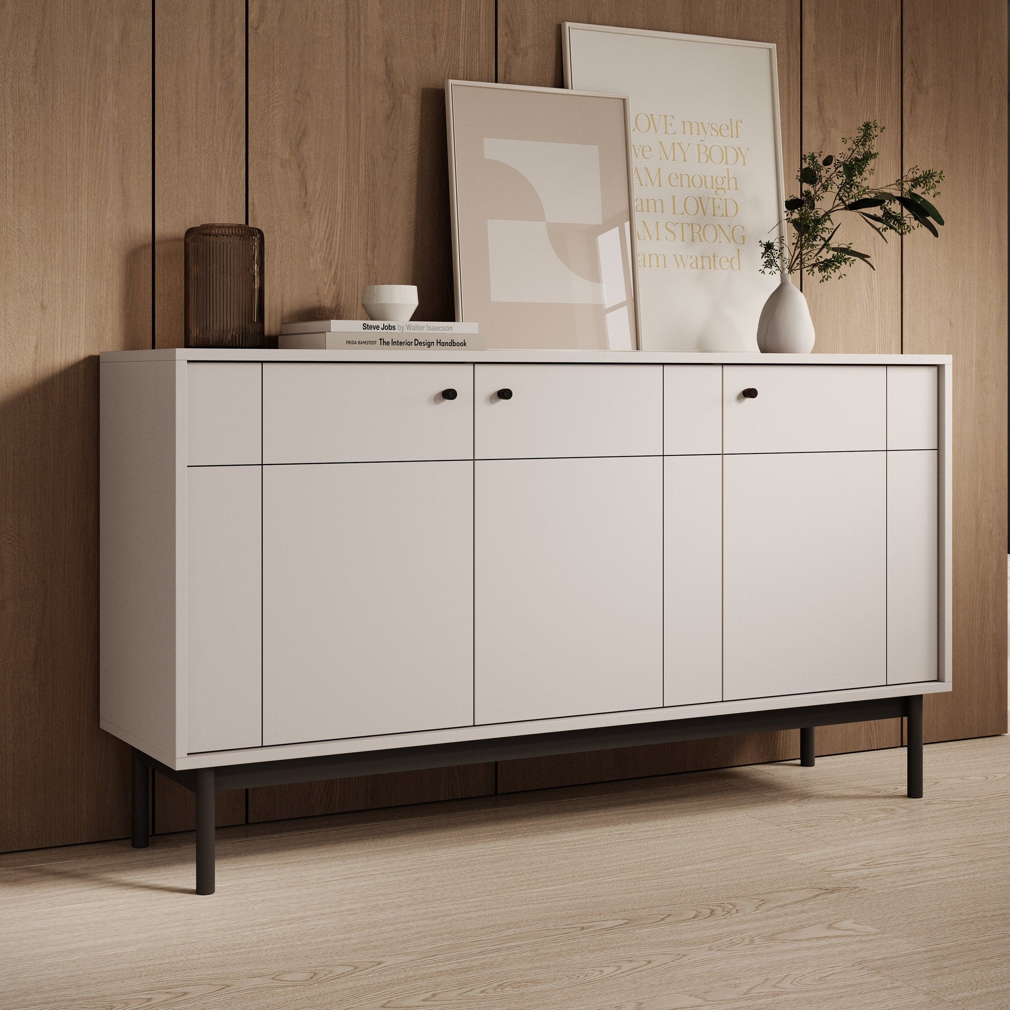 Komoda 154x84 w stylu japandi - frezowane fronty, metalowe gałki, drewniane nogi | Sabi