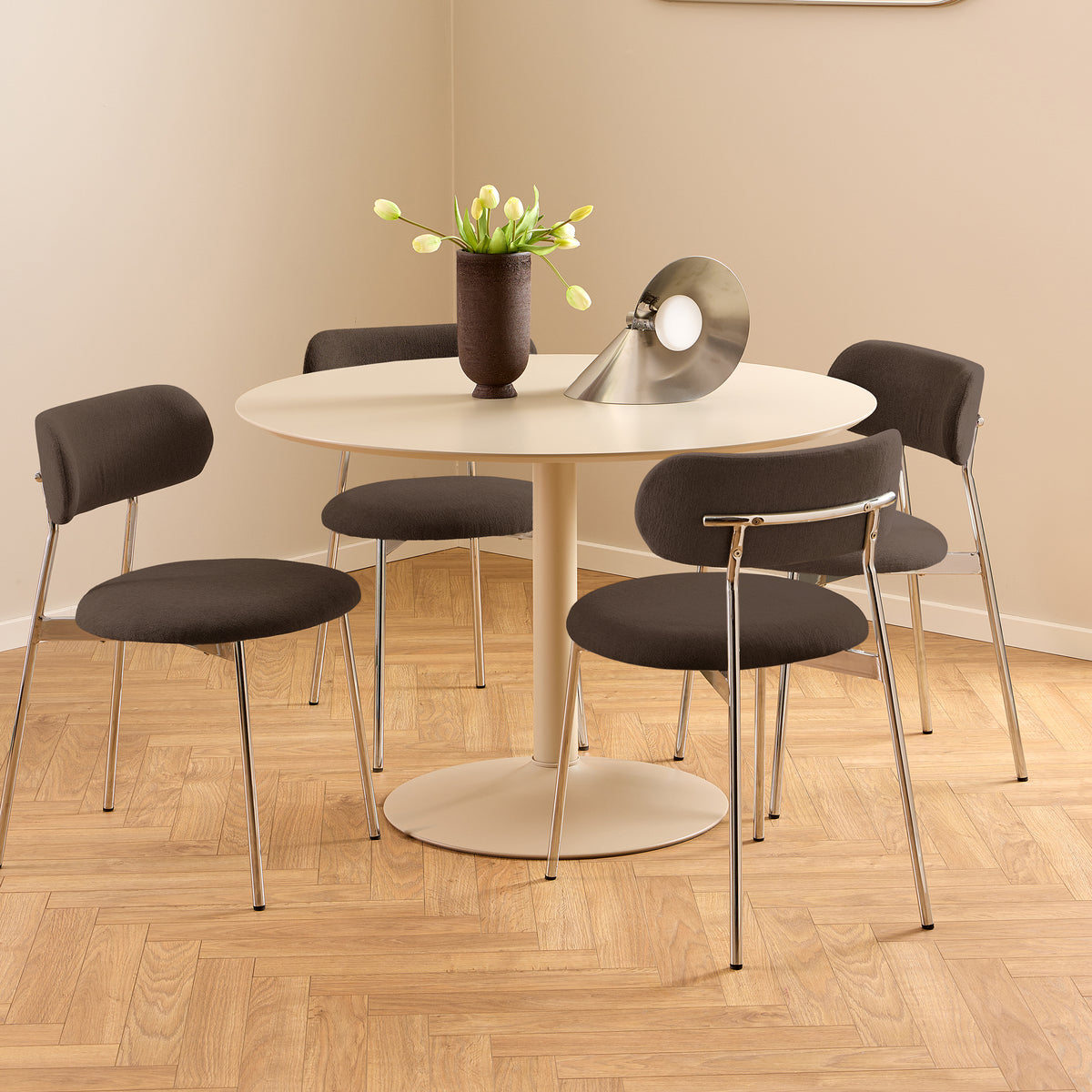 Stühle „Dotto“ 47 x 79, braun, um einen runden, beigen Tisch mit Fischgrätenmuster – Esszimmer-Stuhlgarnitur