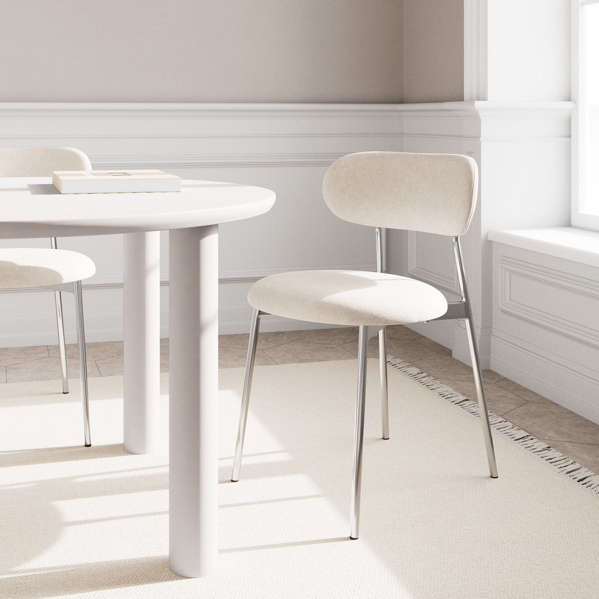 Dotto-Stühle 47x79 in Sandfarbe an einem weißen, runden Tisch in einem hellen Esszimmer mit Fenster – Stühle im Retro-Stil