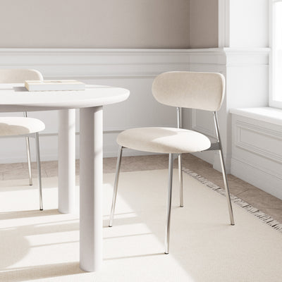 Dotto-Stühle 47x79 in Sandfarbe an einem weißen, runden Tisch in einem hellen Esszimmer mit Fenster – Stühle im Retro-Stil