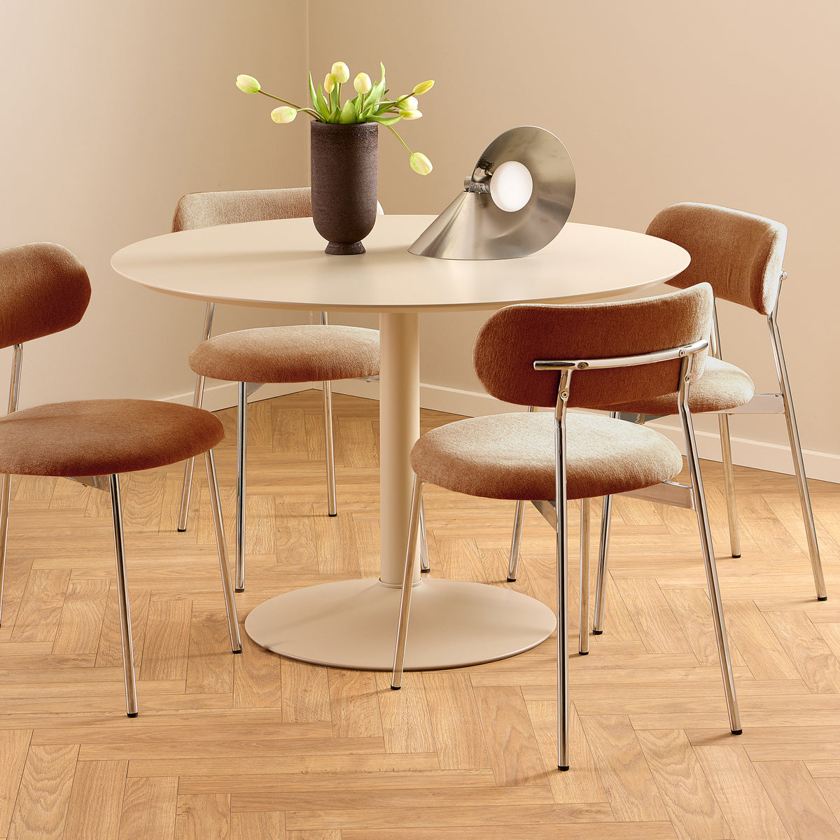 Dotto-Stühle 47x79 in Terrakotta an einem runden Tisch mit Tulpen und einer Lampe, im Fischgrätenmuster – Esszimmerstühle im Retro-Stil