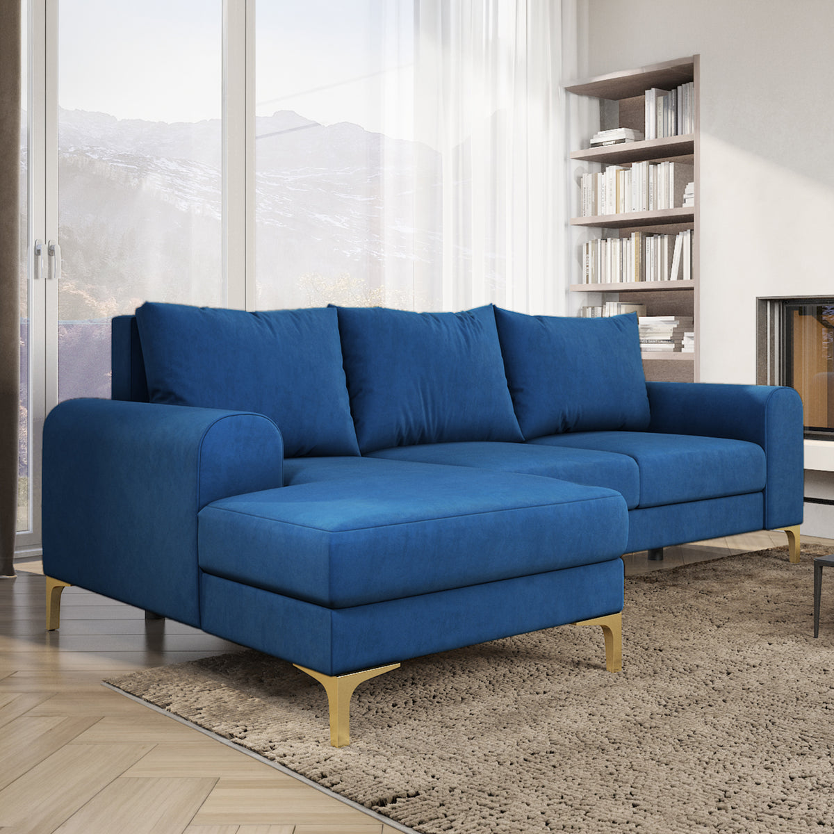 Ecksofa Arpelo 245x145 Nachtsaphir (MANILA 26) im hellen Wohnzimmer mit Regal und Teppich – Samt-Ecksofa