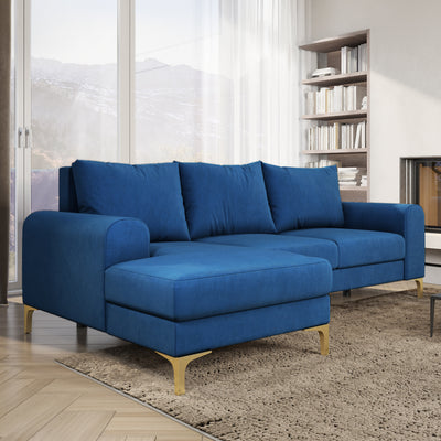 Ecksofa Arpelo 245x145 Nachtsaphir (MANILA 26) im hellen Wohnzimmer mit Regal und Teppich – Samt-Ecksofa