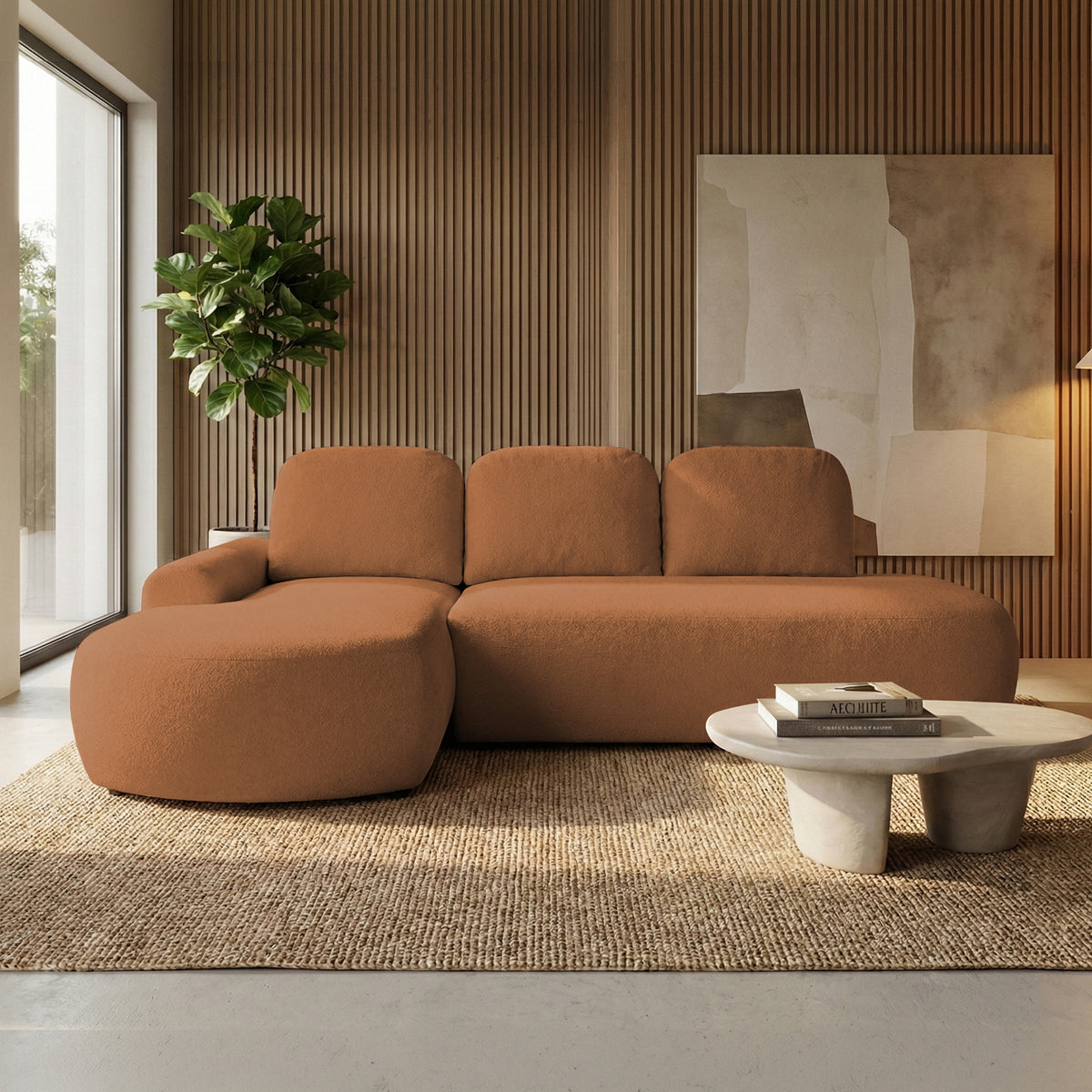Ecksofa Moluni 263 cm Rostkastanie (BELLINI 09) linksseitig im Wohnzimmer mit Lamellen, Juteteppich und Tisch