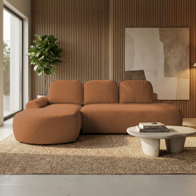 Ecksofa Moluni 263 cm Rostkastanie (BELLINI 09) linksseitig im Wohnzimmer mit Lamellen, Juteteppich und Tisch