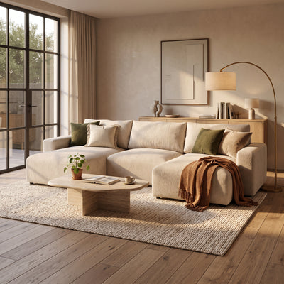 Wohnlandschaft U Iskeli Creme Taupe (ARAGON 03) im hellen Wohnzimmer mit Steintisch, Lampe und Decke – Ecksofa fürs Wohnzimmer