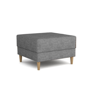 Pouf Harmi 66x66 Silbernebel (SAWANA 05) – quadratischer Pouf auf hohen Holzbeinen, Schrägansicht