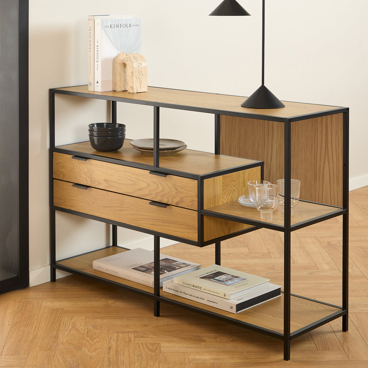 Niedriges Regal „Skeleto“ 114 x 78, Wilde Eiche, unter einer schwarzen Lampe, mit Büchern, Schalen und Gläsern auf den Regalböden