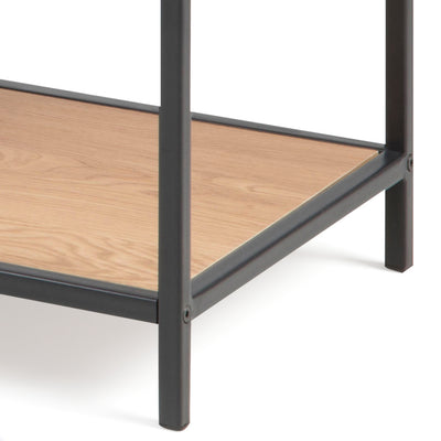 Regal „Skeleto“ 114 x 78, Wilde Eiche – Detailansicht des unteren Regalbretts und des quadratischen Fußes des schwarzen Rahmens