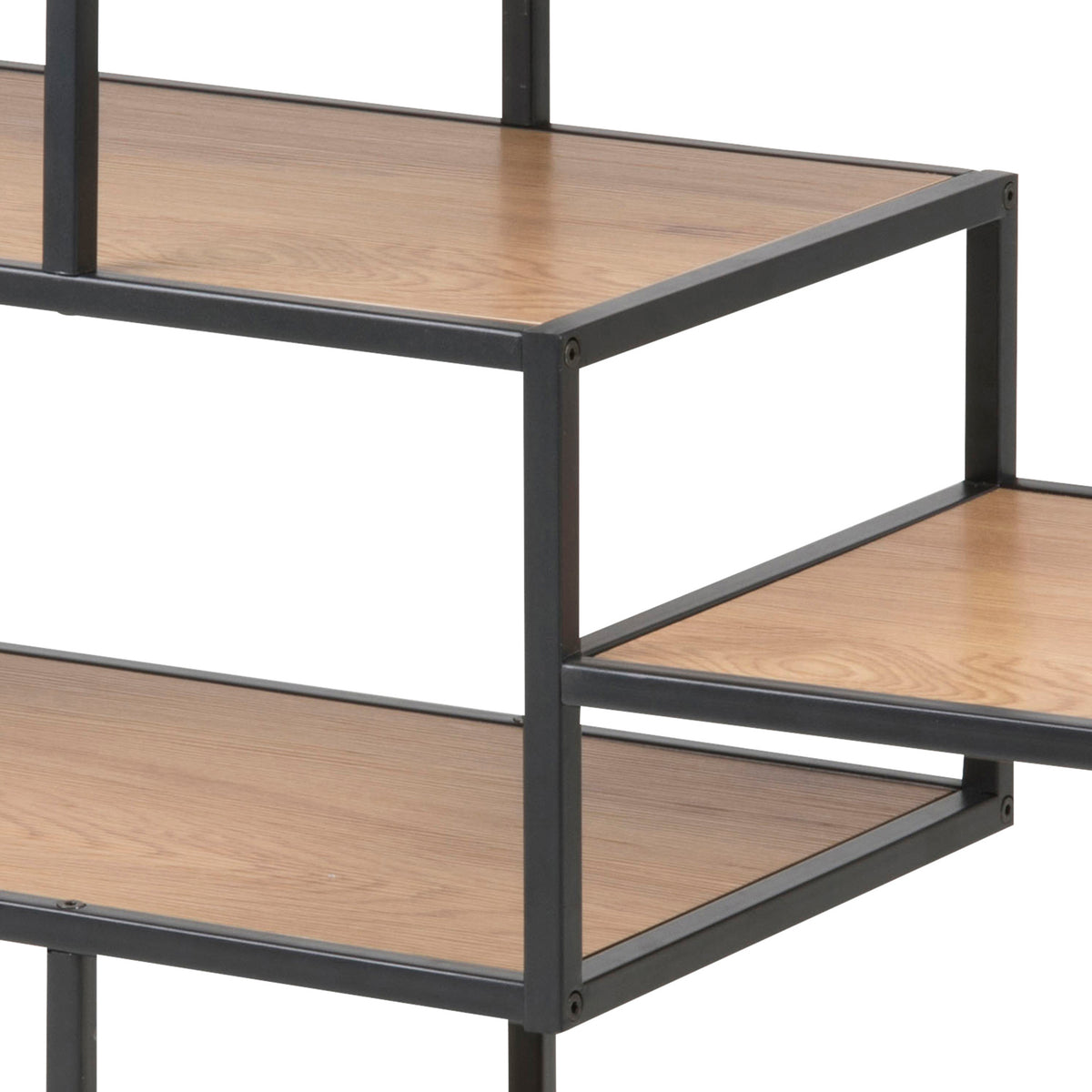 Regal „Skeleto“ 114 x 78, Wilde Eiche – Detailansicht der versetzten Regalböden, Regal mit Metallrahmen