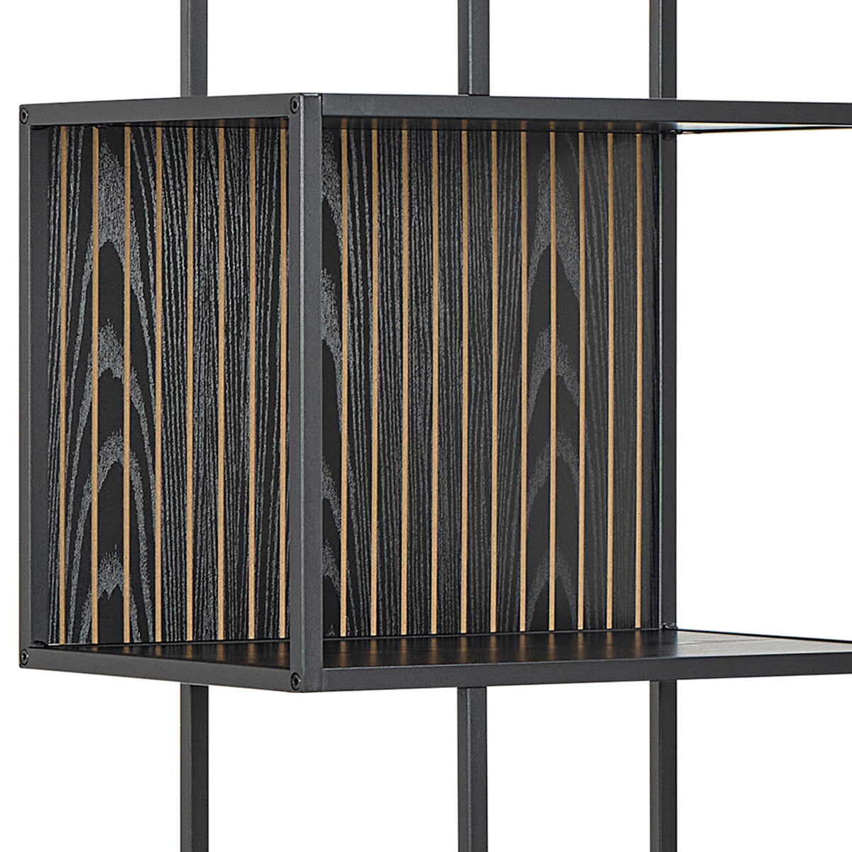 Regal „Skeleto“ 77 x 185, schwarze Melaminbeschichtung – Nahaufnahme des Fachs mit vertikalen Leisten im Dekor „schwarze Esche“