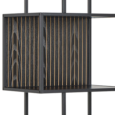 Regal „Skeleto“ 77 x 185, schwarze Melaminbeschichtung – Nahaufnahme des Fachs mit vertikalen Leisten im Dekor „schwarze Esche“