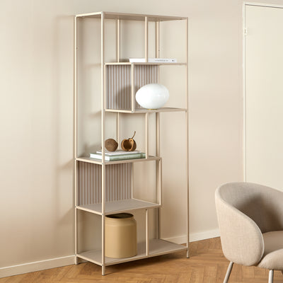 Regal „Skeleto“ 77 x 185, graues Melamin, in einem hellen Raum neben einem Sessel, mit einer kugelförmigen Lampe – ein Regal für das Wohnzimmer