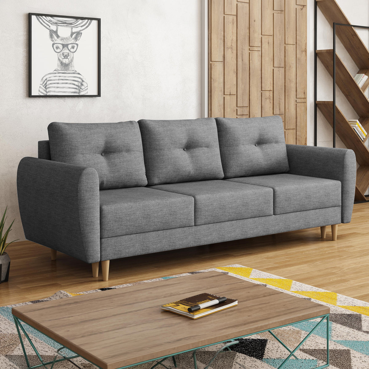 Sofa Harmi 235 cm im Wohnzimmer mit Holzregal und Couchtisch – skandinavisches Schlafsofa