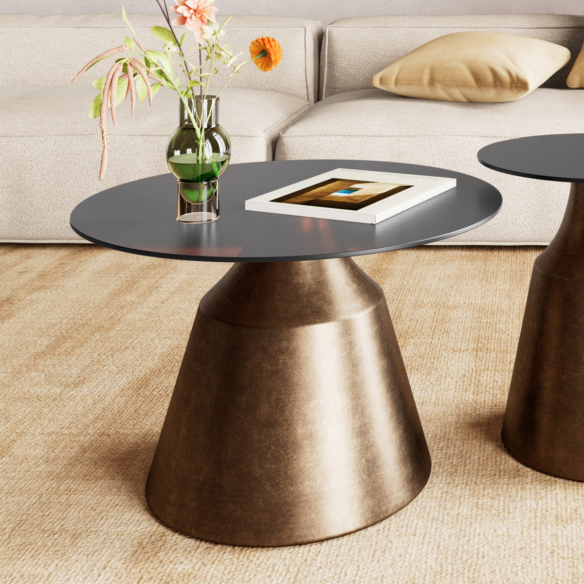 Couchtisch Fumor GOLD 70x42 vor hellem Sofa, mit Vase und Buch – Glas-Couchtisch fürs Wohnzimmer