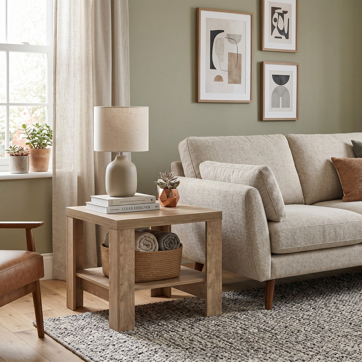 Couchtisch Korin 65x57 im Wohnzimmer mit Bouclé-Sofa und Ledersessel – kleiner Couchtisch fürs Wohnzimmer