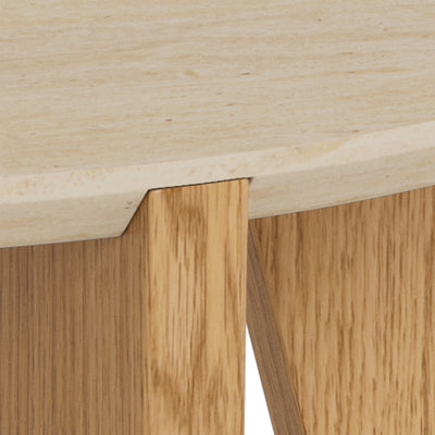 Couchtisch Tendra Ø80x45 – Detail der Tischplattenkante in Travertin-Farbe und der Verbindung zum Tischfuß