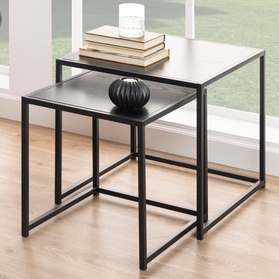 Skeleto-Couchtische 50x45, schwarz (Melamin), vor einem großen Fenster, mit Büchern und einer Vase – ein Couchtisch-Set für das Wohnzimmer