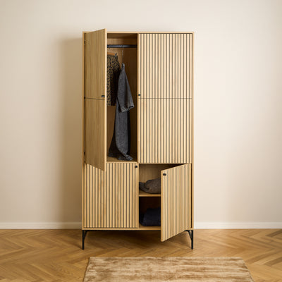 Bambouz-Kleiderschrank 99 x 200 auf Fischgrätenparkett – offene Türen, Kleidung an der Kleiderstange und Pullover auf dem Regal, Kleiderschrank für das Schlafzimmer