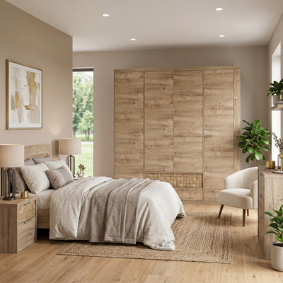 Kleiderschrank Korin 201x196 im Schlafzimmer neben Bett und Bouclé-Sessel – großer Kleiderschrank mit Schubladen