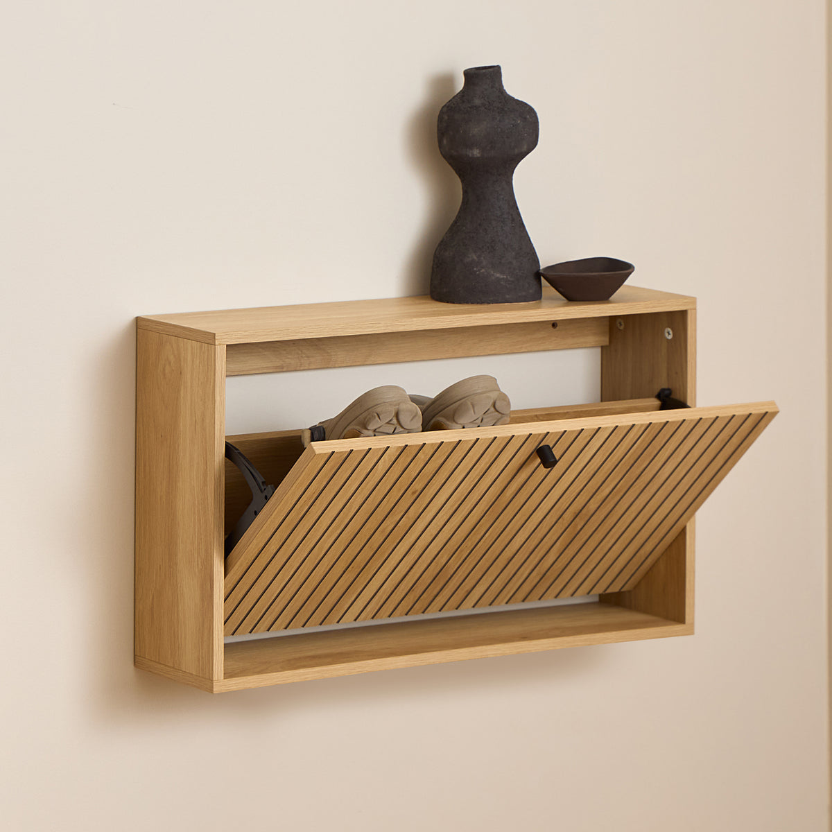 Bambouz Schuhschrank 72x43 an der Wand mit offenem Fach, Schuhen und einer Vase oben – Hängeschrank für den Flur