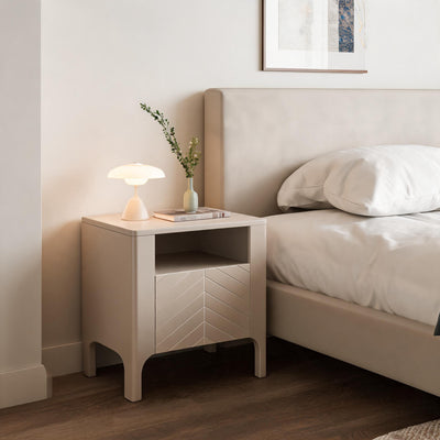 Nachttisch EKLIPSO 54x57 mit offener Nische im modernen Stil, Farbe Kaschmir – im Interieur | Pillovely