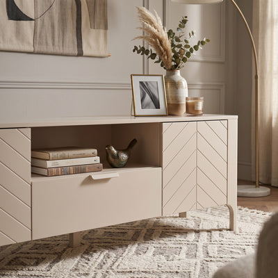TV-Schrank EKLIPSO 160x57 mit Fischgrätfronten im modernen Stil, Farbe Kaschmir – im Interieur | Pillovely