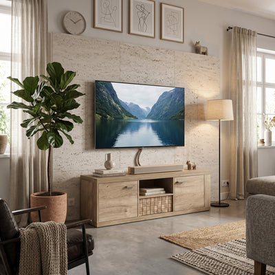 TV-Schrank Korin 151x51 unter dem Fernseher an einer Travertinwand, mit Soundbar – TV-Schrank im Boho-Stil