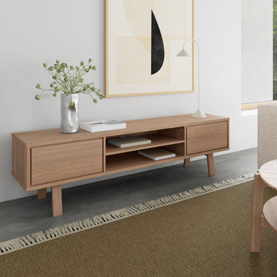 TV-Schrank „Lurisse“ 180 x 50, gebleichte Eiche, im Wohnzimmer unter einem Bild, mit einer Lampe, einer Vase und Büchern auf einem olivgrünen Teppich