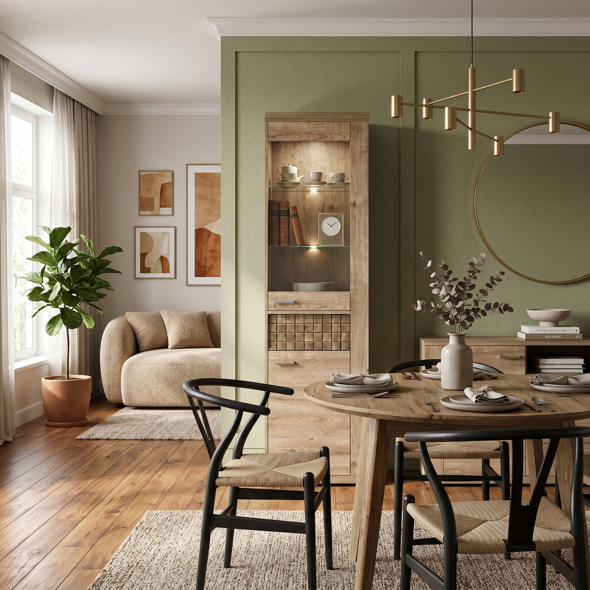 Vitrine Korin 201x57 im Esszimmer mit grüner Wand neben rundem Tisch – beleuchtete Vitrine für Porzellan