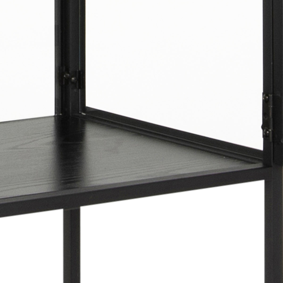 Vitrine Skeleto 77x186, schwarzes Melamin – Nahaufnahme des Regalbodens mit der Struktur von schwarzer Esche und des schwarzen Rahmens