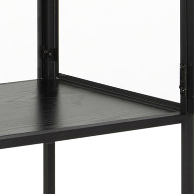 Vitrine Skeleto 77x186, schwarzes Melamin – Nahaufnahme des Regalbodens mit der Struktur von schwarzer Esche und des schwarzen Rahmens