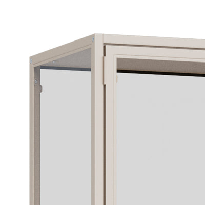 Vitrine Skeleto 77x186, graues Melamin – Detailansicht der Rahmenecke und des Türscharniers mit gehärtetem Glas