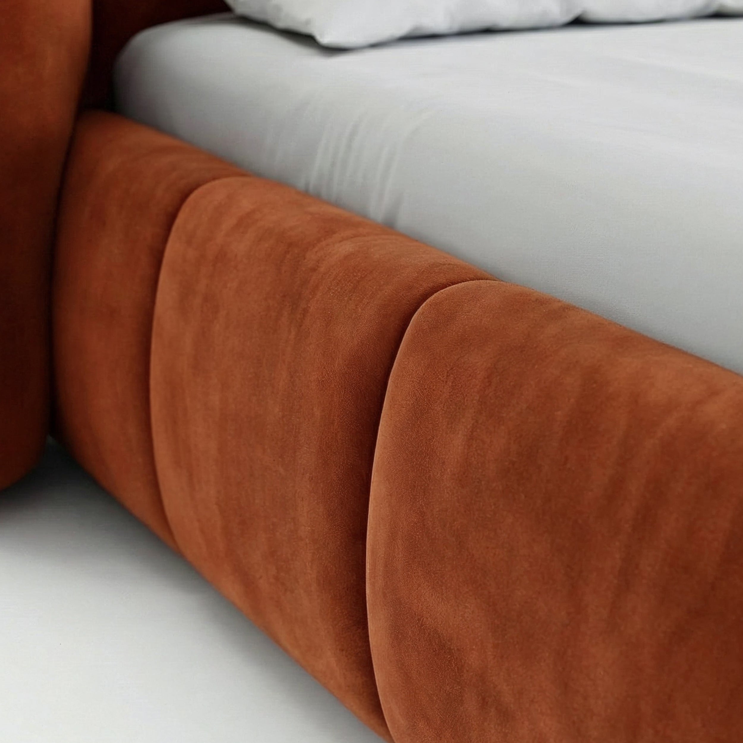 Polsterbett mit vertikaler Steppung und Bettkasten im Soft-Modern-Stil | Ventara