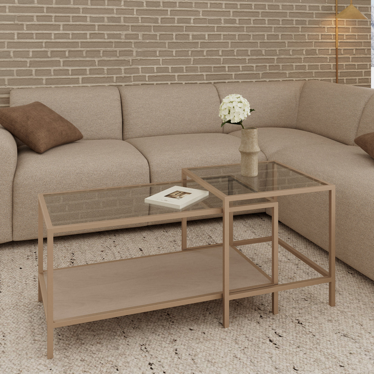 Ein Set aus den Couchtischen „Skeleto“ (90 x 45 und 50 x 50) vor einem beigen Ecksofa, einer Backsteinwand und einer Vase mit Blumen