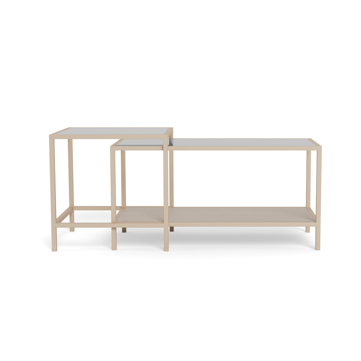 Die Couchtische „Skeleto“ in den Maßen 90 x 45 und 50 x 50 in einer anderen Anordnung im Vordergrund – der quadratische Tisch links, ein Tischset mit Glasplatte