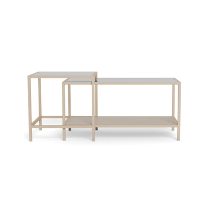 Die Couchtische „Skeleto“ in den Maßen 90 x 45 und 50 x 50 in einer anderen Anordnung im Vordergrund – der quadratische Tisch links, ein Tischset mit Glasplatte